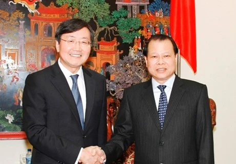 Le vice-Premier ministre Vu Van Ninh et le co-président du Comité de coordination de programme de partenariat et de développement Vietnam-République de Corée, Jun Kwang Woo (Source: Internet)
